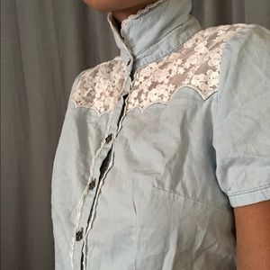 ‼️10/$10‼️button up blue lace flower denim shirt